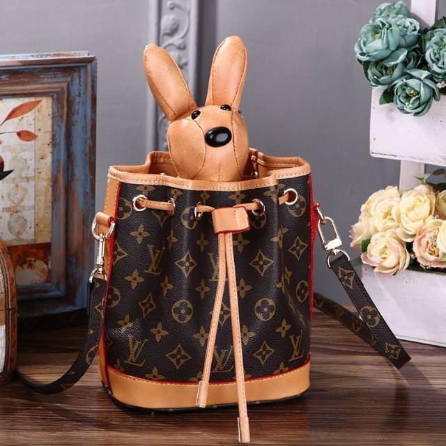 Tas Selempang Louis Vuitton Neo With Doll 8990
