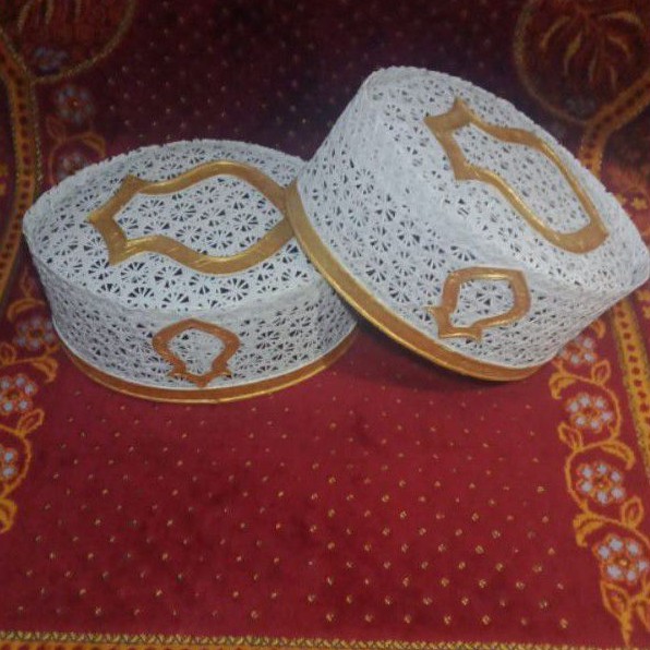 PECI bambu/SONGKOK BAMBU MOTIF TEROMPAH putih gold