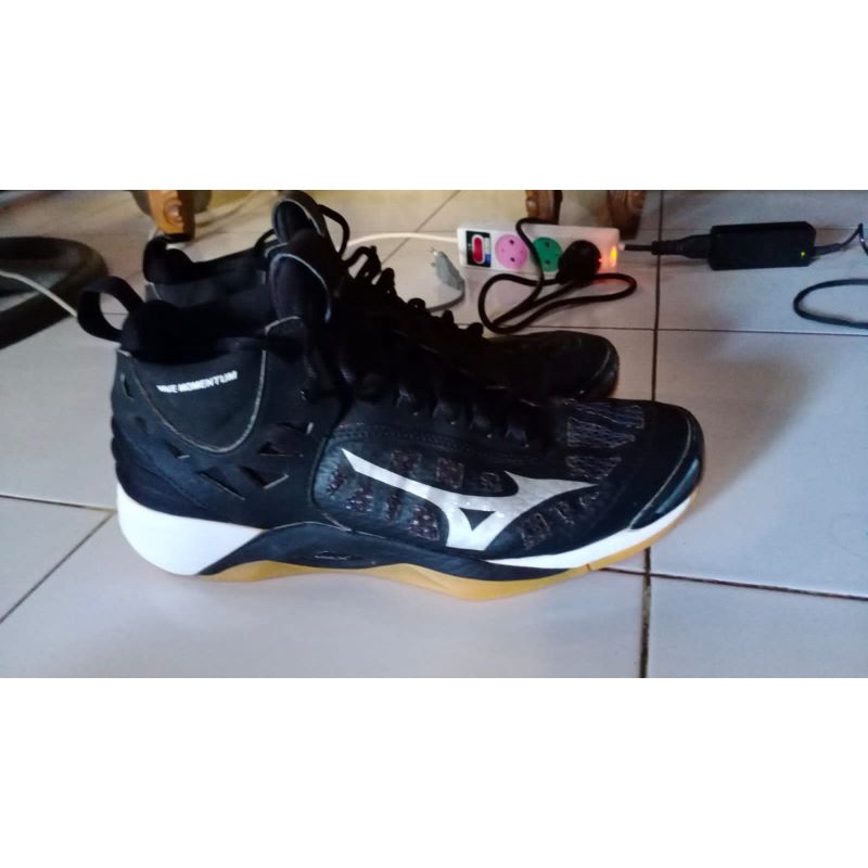Mizuno Momentum Mid Hitam size 43