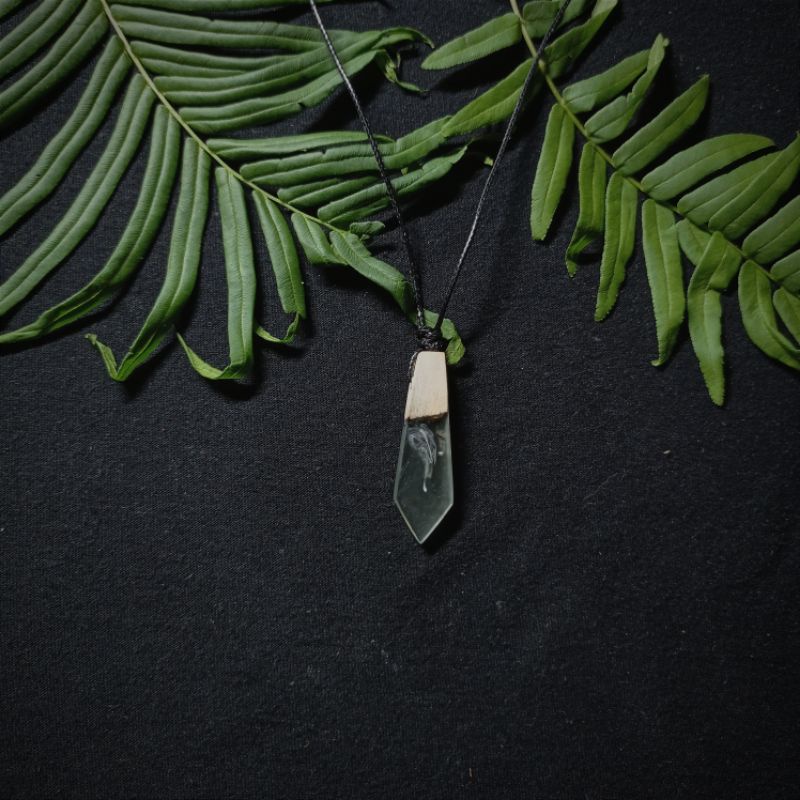 kalung resin kayu bening