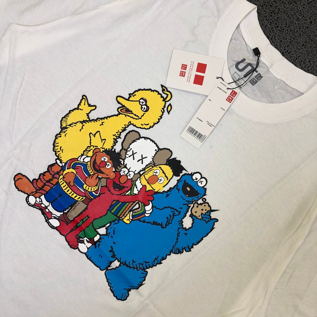 T SHIRT KAOS UNIQLO KAWS X SESAME STREET FAMILY HITAM & PUTIH AUTHENTIC PREMIUM-2