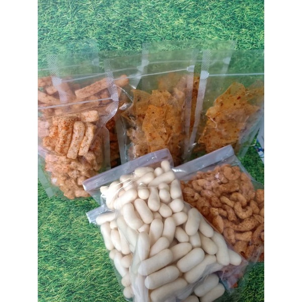 

Snack Serba 3.000 (kerupuk pedas, keripik kaca, makaroni pedas, pilus)