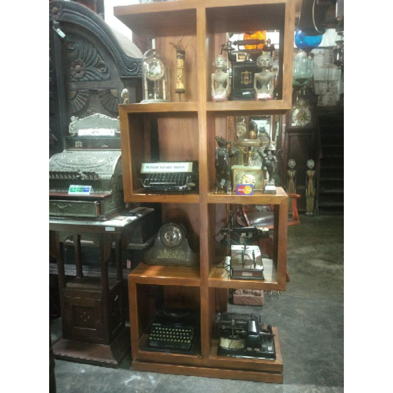 Lemari Display Kotak Kayu Antik