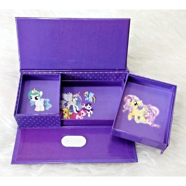 

Produk Souvenir Ulang Tahun Anak Kotak Pensil Kode Pin 3 Susun Little Pony Gilaa!!!