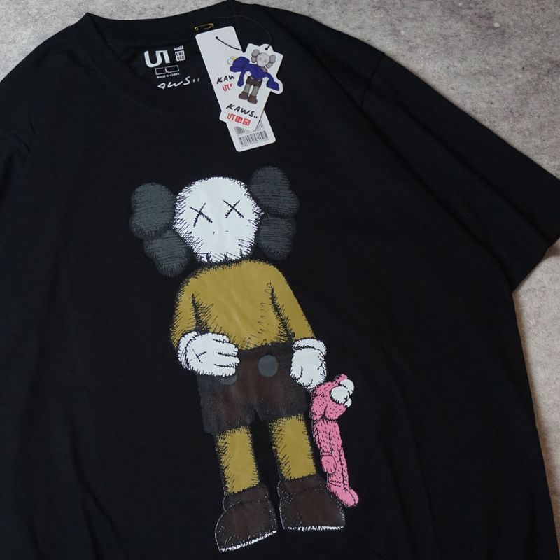 KAOS UNIQLO KAWS - BAJU T SHIRT UNIQLO X KAWS AUTHENTHIC-KAWS BLACK