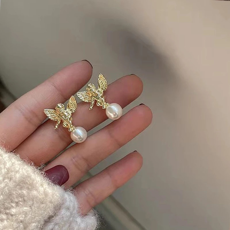 Anting Stud Desain Malaikat Cupid Aksen Mutiara Warna Emas Gaya Retro Elegan Untuk Pesta Pernikahan