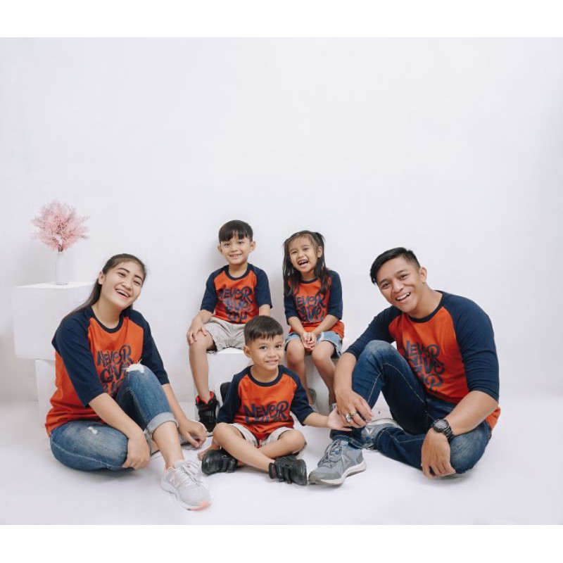 KAOS COUPLE KELUARGA sarimbit YELUZI never give up merah bata