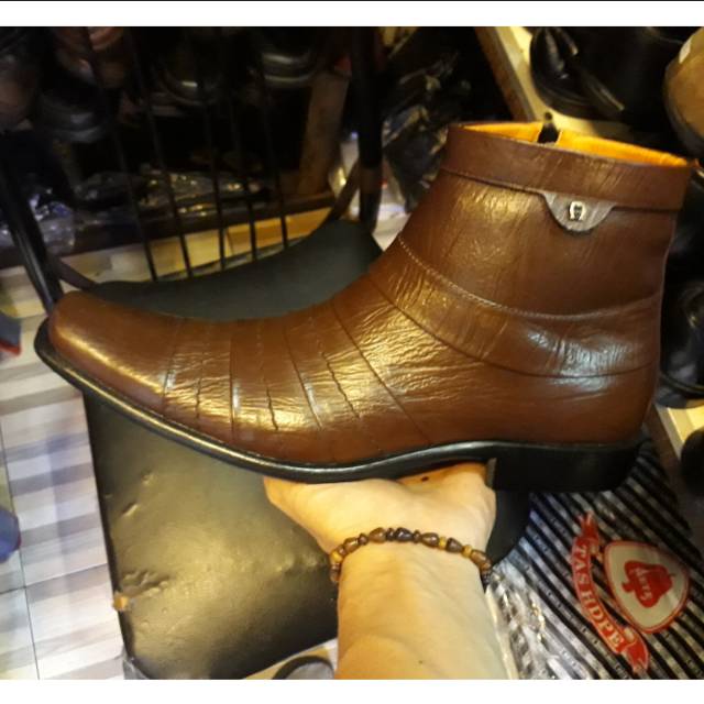 Sepatu boots aigner brown coklat