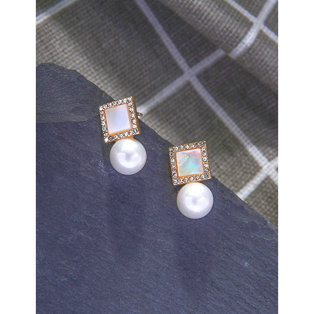 LRC Anting Tusuk Fashion Gold Shell-studded Square Artificial pearl Earrings D37755