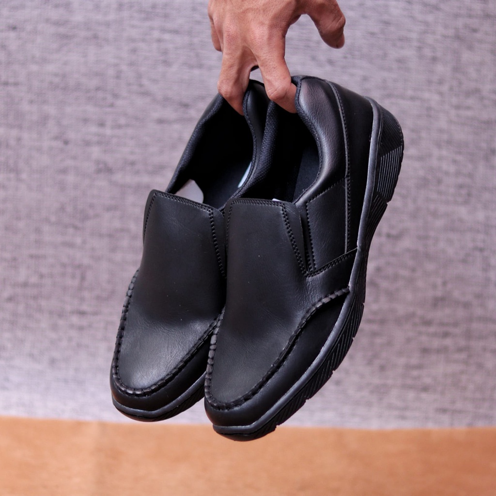 MOLK Sepatu Kasual Slip On Pria Hitam Semi Formal Sepatu Kulit Sintetik Kerja Kantor Kuliah Simple Murah Anti Slip