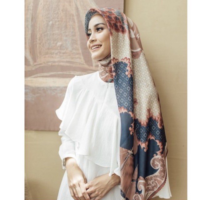 Pinisi Scarf Wearing Klamby