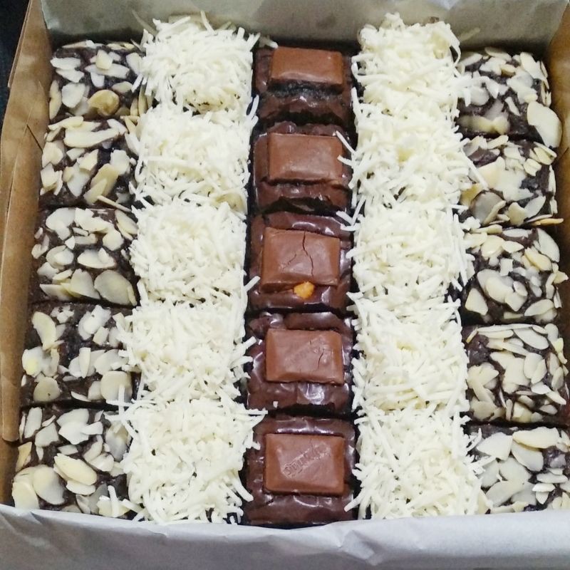 

brownies sekat Silverqueen double almond keju