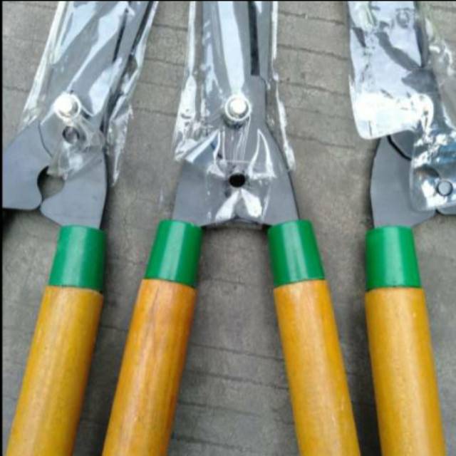 Gunting Rumput Gagang Kayu
