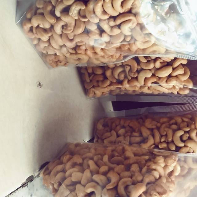 

Kacang mete isi 500 gram Asli GUNUNG KIDUL 100%