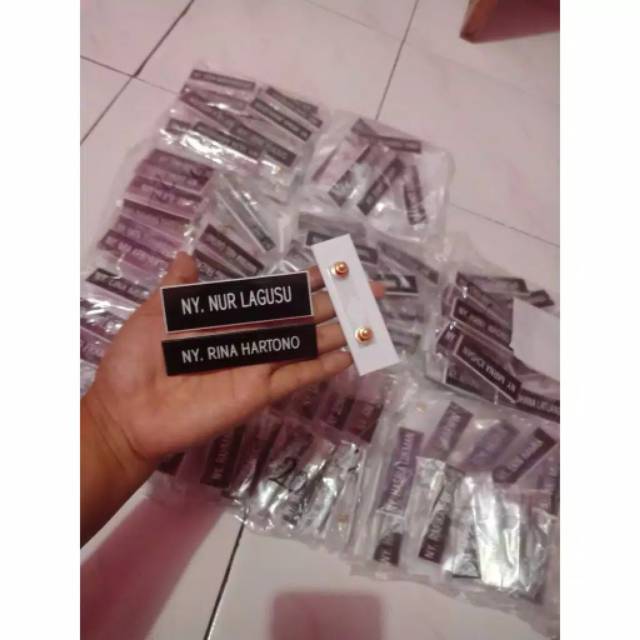 

Nametag papan nama ukir gravir