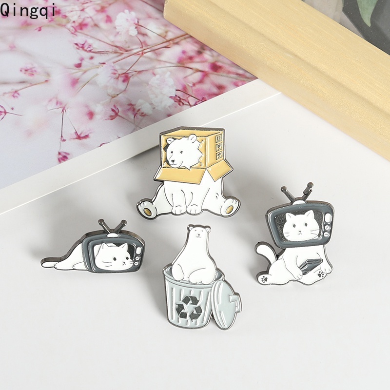 Bros Pin Enamel Bentuk Kartun Hewan Kucing Beruang Dalam Kotak TV