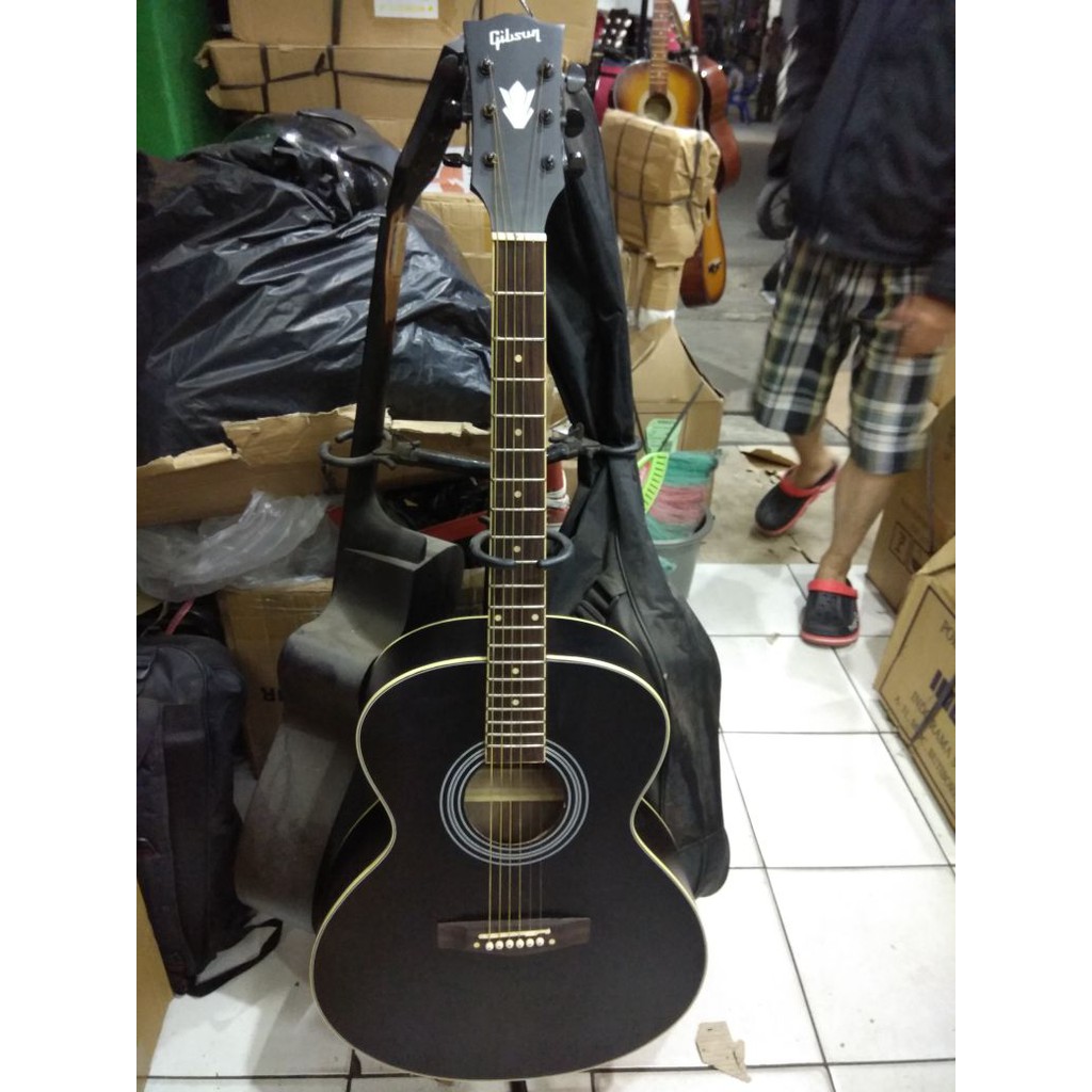  Gitar  Akustik  Merk  Gibson Warna Hitam Doff Senar String 