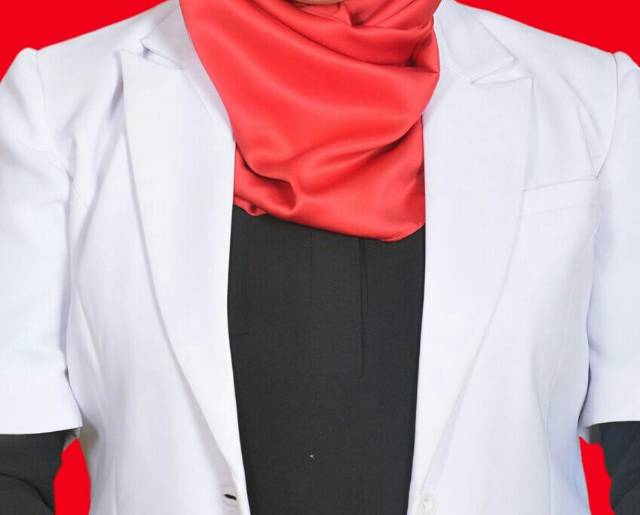 Jas dokter putih wanita lengan pendek merk dua saudara / sneli wanita bahan halus / sneli cewe lengan pendek / jas dokter wanita / jas koas / sneli koas / baju koas / baju dokter dua saudara / jas dokter wanita lengan pendek bahan halus