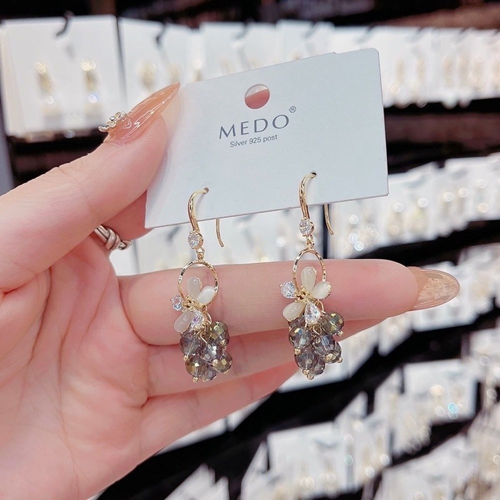 Anting Gantung Panjang Model Bunga Kristal Berkilau Vintage Untuk Wanita