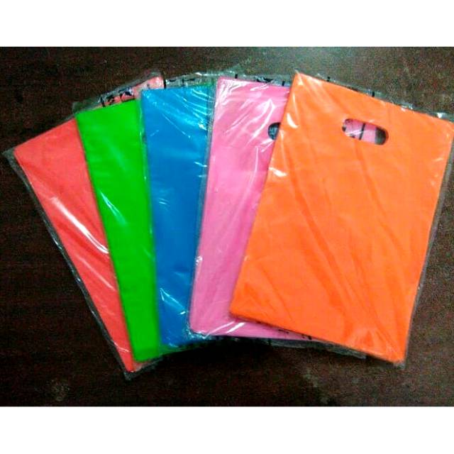

Kantong plastik oval polos 20x30 / hd oval polos / plastik souvenir/plastik baju/