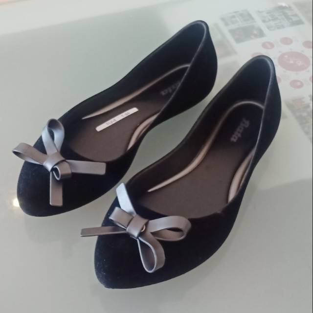 Sepatu flat wanita bata bahan karet