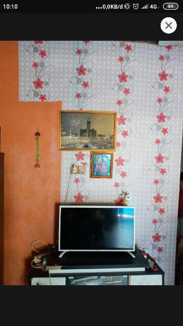 Wallpaper Dinding Bunga Merah Abu Kotak