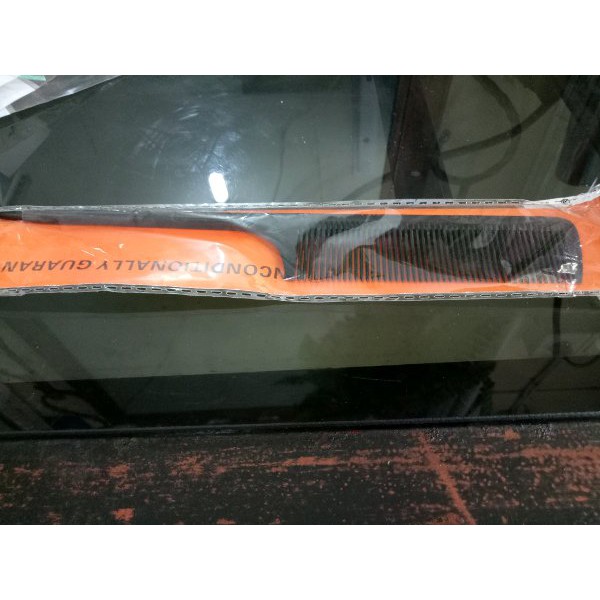 

sisir berekor tanduk