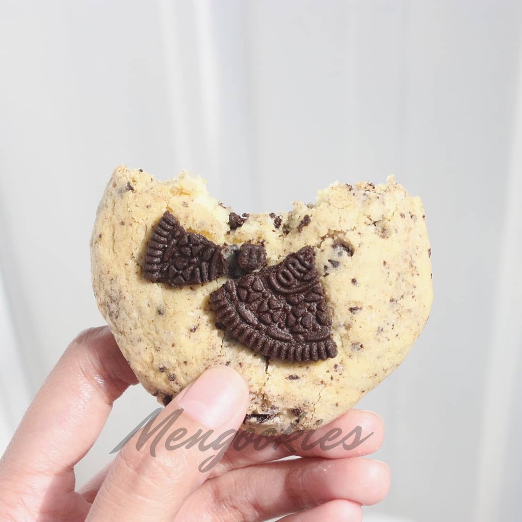 

GIANT SOFT BAKED COOKIES - COOKIES & CREAM