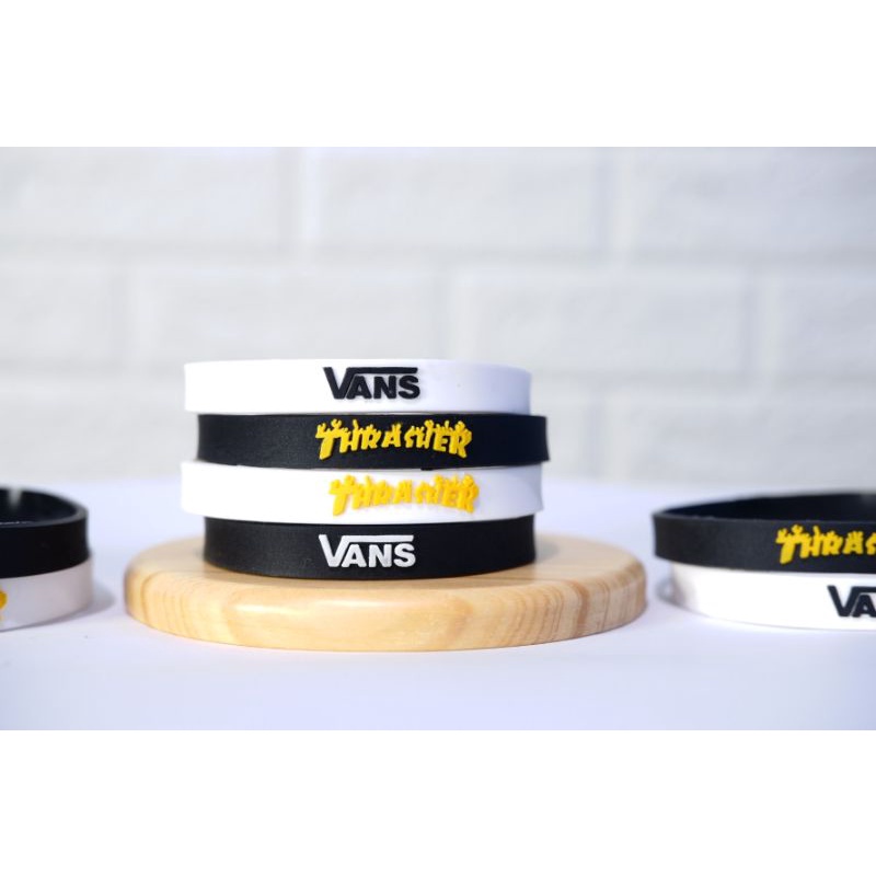 GELANG KARET THRASHER X VANS/GELANG KARET/GELANG LUCU/GELANG TERPOPULER/GELANG VIRAL/GELANG VANS/GELANG THRASHER/GELANG PUTIH/GELANG HITAM/GELANG TERMURAH/GELANG TERLARIS/GELANG COWOK/GELANG COWO/GELANG/GELANG BAGUS/GELANG MURAH/GELANG TERLARIS