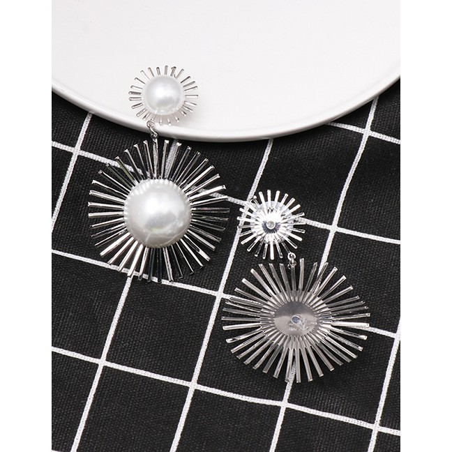 LRC Anting Tusuk Fashion Alloy Sun Flower Pearl Earrings F633XX