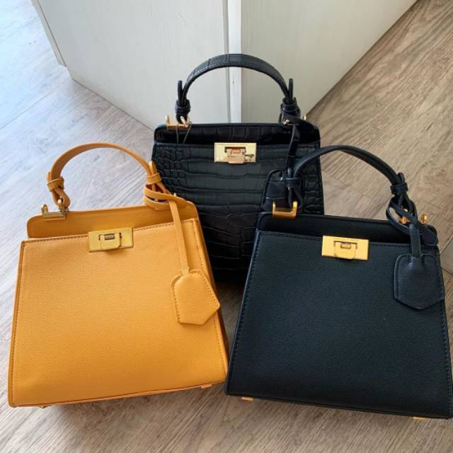 TAS CHARLES KEITH ANGULAR PUSHLOCK MINI HANDBAG TAS CHARLES KEITH ANGULAR PUSHLOCK MINI HANDBAG