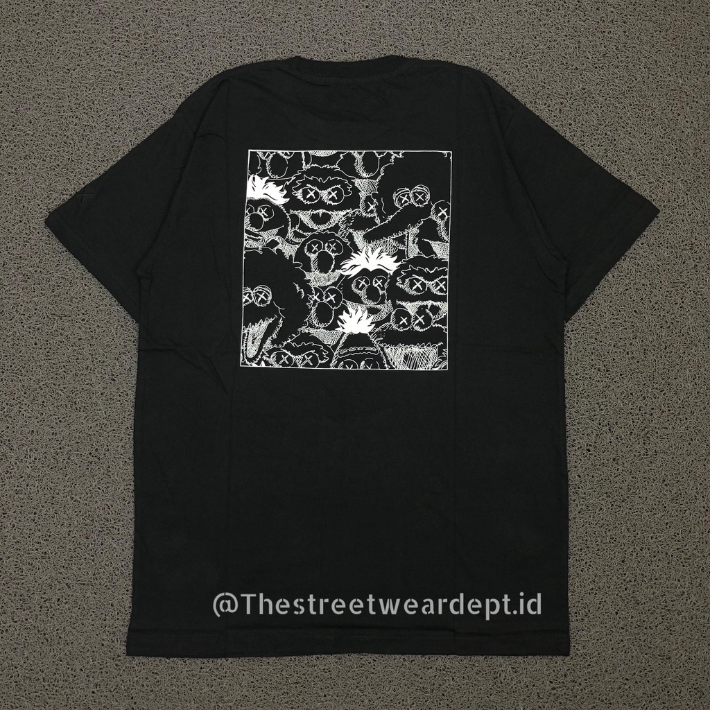 Kaos Tshirt Tee Uniqlo x Kaws XX Hitam