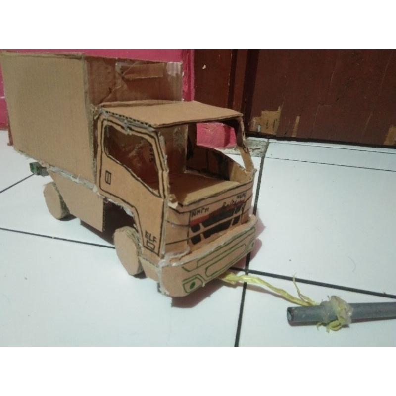 Miniatur truk NMR 71 mbois