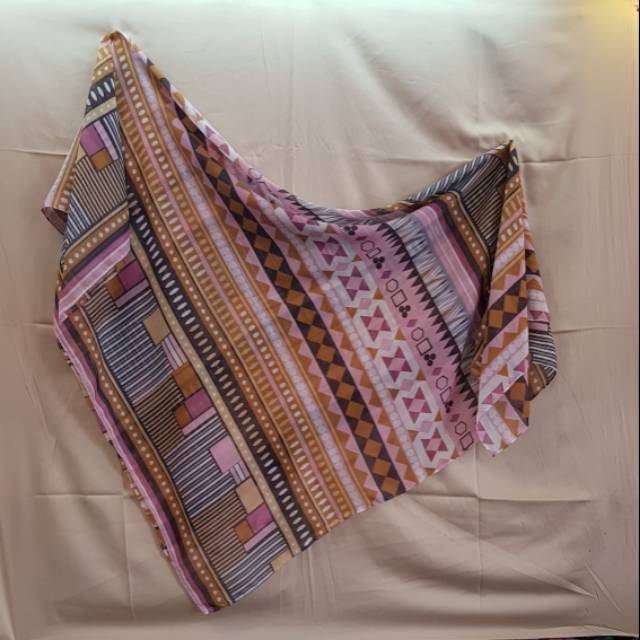 Kerudung Segi Empat Motif Deenay Pink Verde