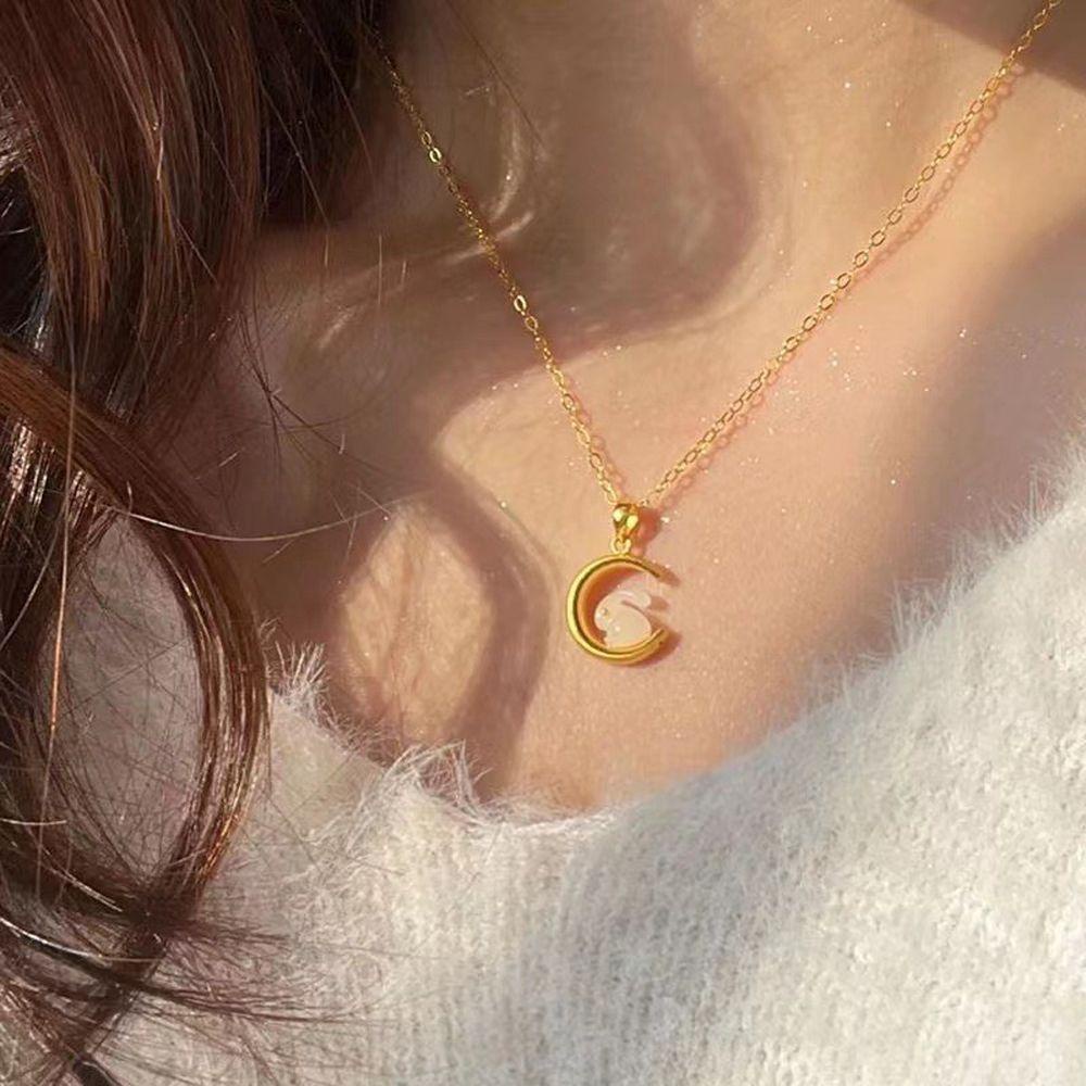 Mxbeauty Kalung Wanita Temperamen Elegan Desain Niche Bulan Giok Kelinci Berlapis Emas Peri Necklace