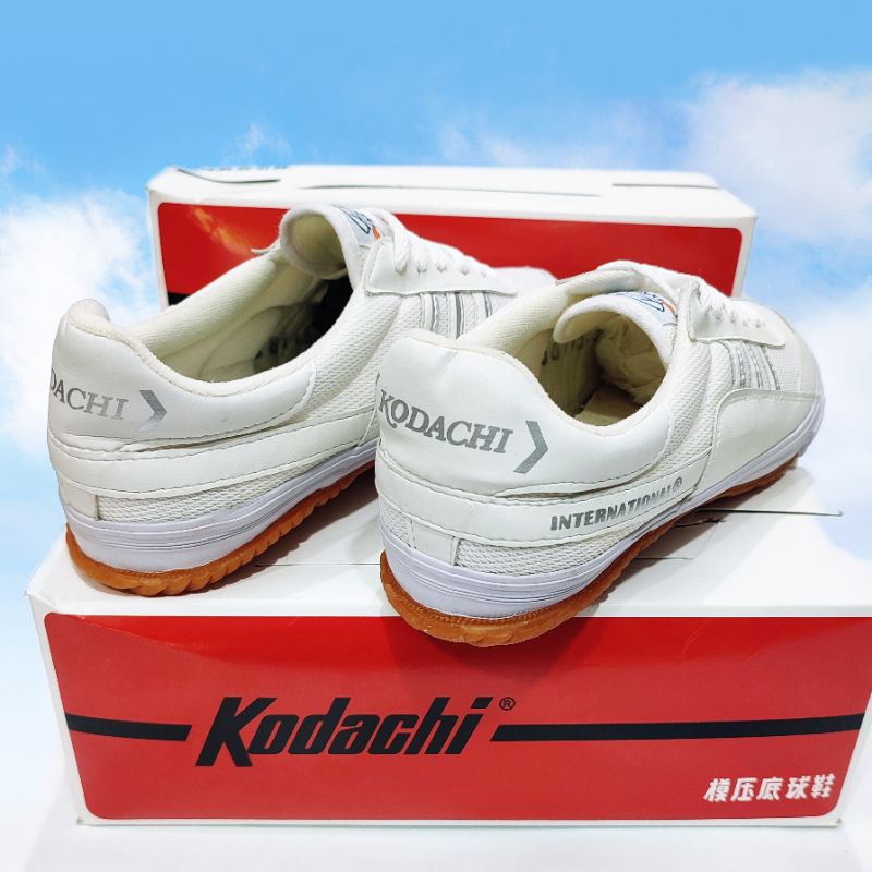 LIMITED KODACHI Sepatu Capung Badminton Joging Lari Cowok Original Kodaci 8115 Putih Tali Retro