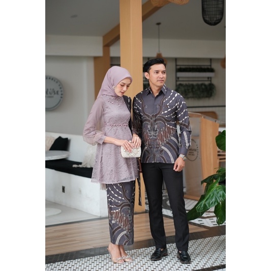 (Akita-nadine tunik series Mauve) set couple kebaya wanita &amp; kemeja batik pria. kebaya wisuda kebaya kondangan kebaya lamaran bahan lace premium