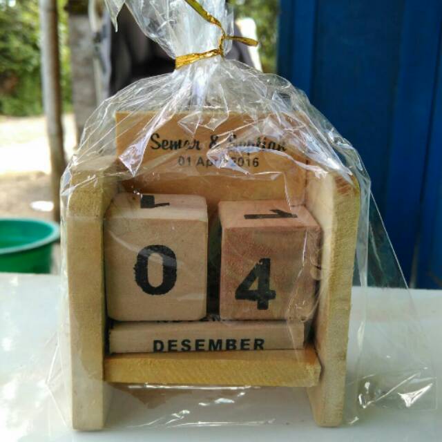 

Souvenir kalender abadi kayu