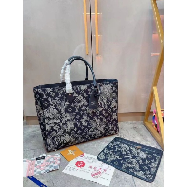 LV TOTEBAG FREE POUCH