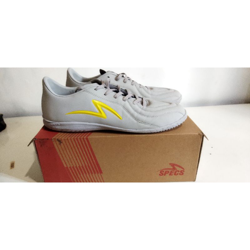 sepatu futsal original specs (bekas 1 kali pakai) karena ukuran kebesaran.