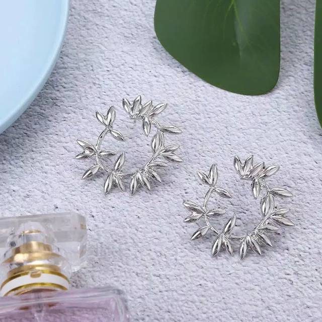 Anting tusuk round bentuk daun