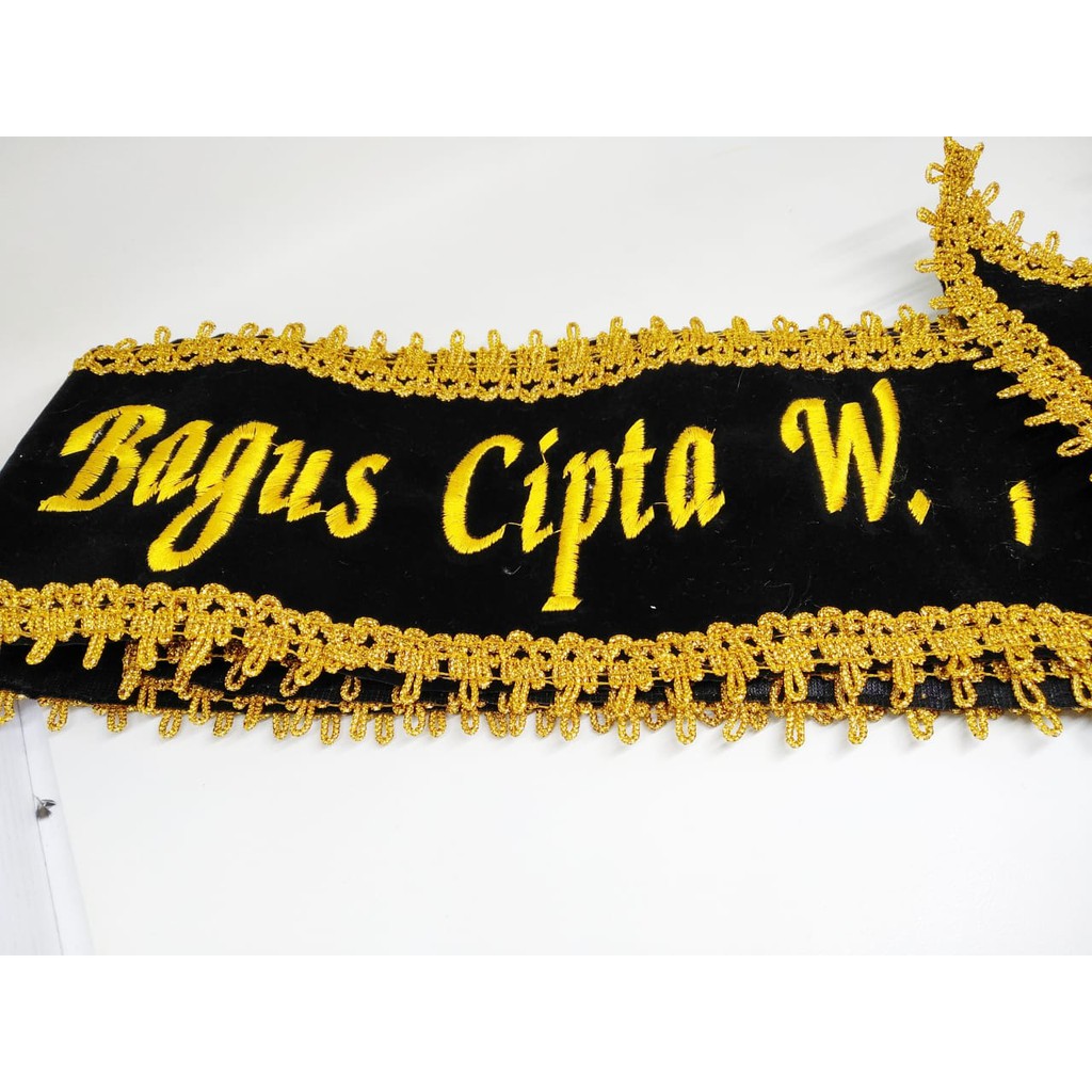 (EKSPRESS) SELEMPANG WISUDA bahan beludru renda kriwil emas 2 Meter