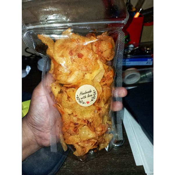 

CRIPSS Keripik Singkong Mercon dari King Snack kemasan Standing Pouchh