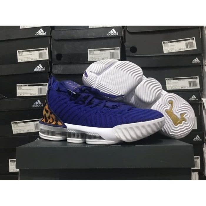 SEPATU BASKET NIKE LEBRON 16 KING COURT PURPLE