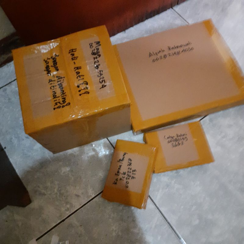 

Packing Tambahan Kardus, Bubblewrap, Toploader Standar, Toploader Sultan, Innersleeve, Yellow Board dan Tube