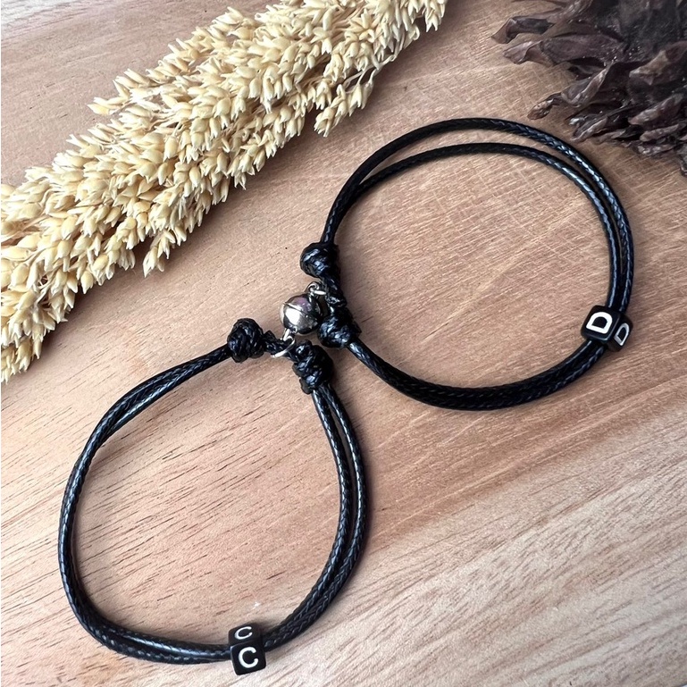 GELANG INISIAL HURUF + MAGNET BULAT SEPASANG ISI 2 PCS TALI KOREA 2 MM