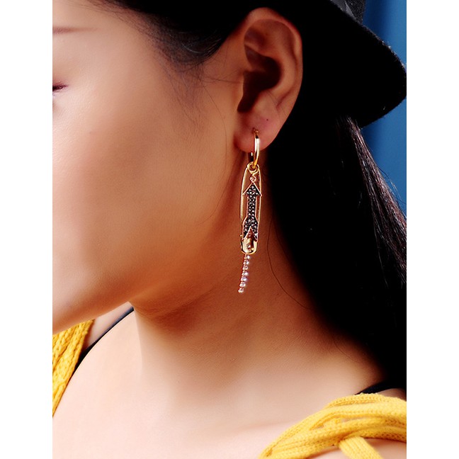 LRC Anting Tusuk Fashion Gold Rhinestone Ear Arrow Asymmetrical Earrings D33178