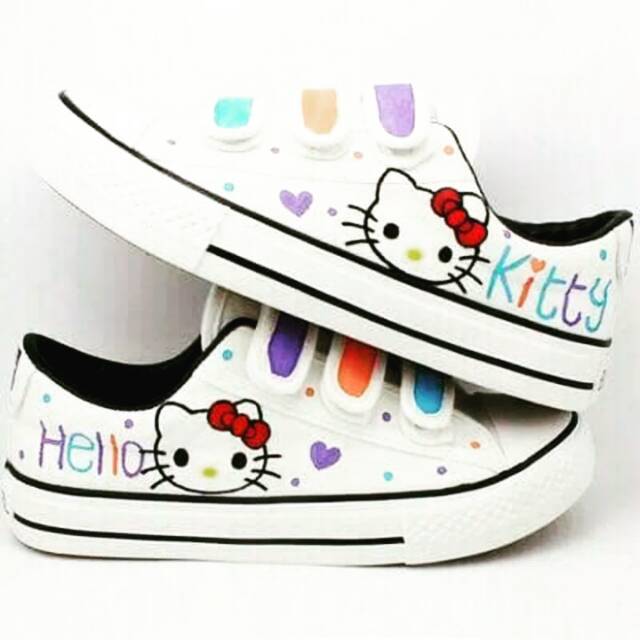 Sepatu hello kitty dan snoopy