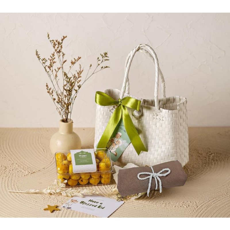 

Gift Box packing Hampers hijab hampers lebaran hadiah wisuda hadiah ulang tahun birthday gift Hampers Lebaran Hampers kue kering