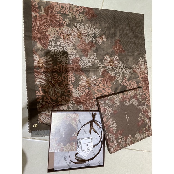PRELOVED buttonscarves les amities